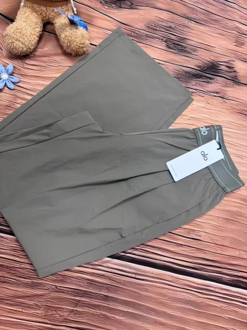 💕NWT ALO Yoga Suit Up Trouser Regular Limited Olive🍵Everyday Pants